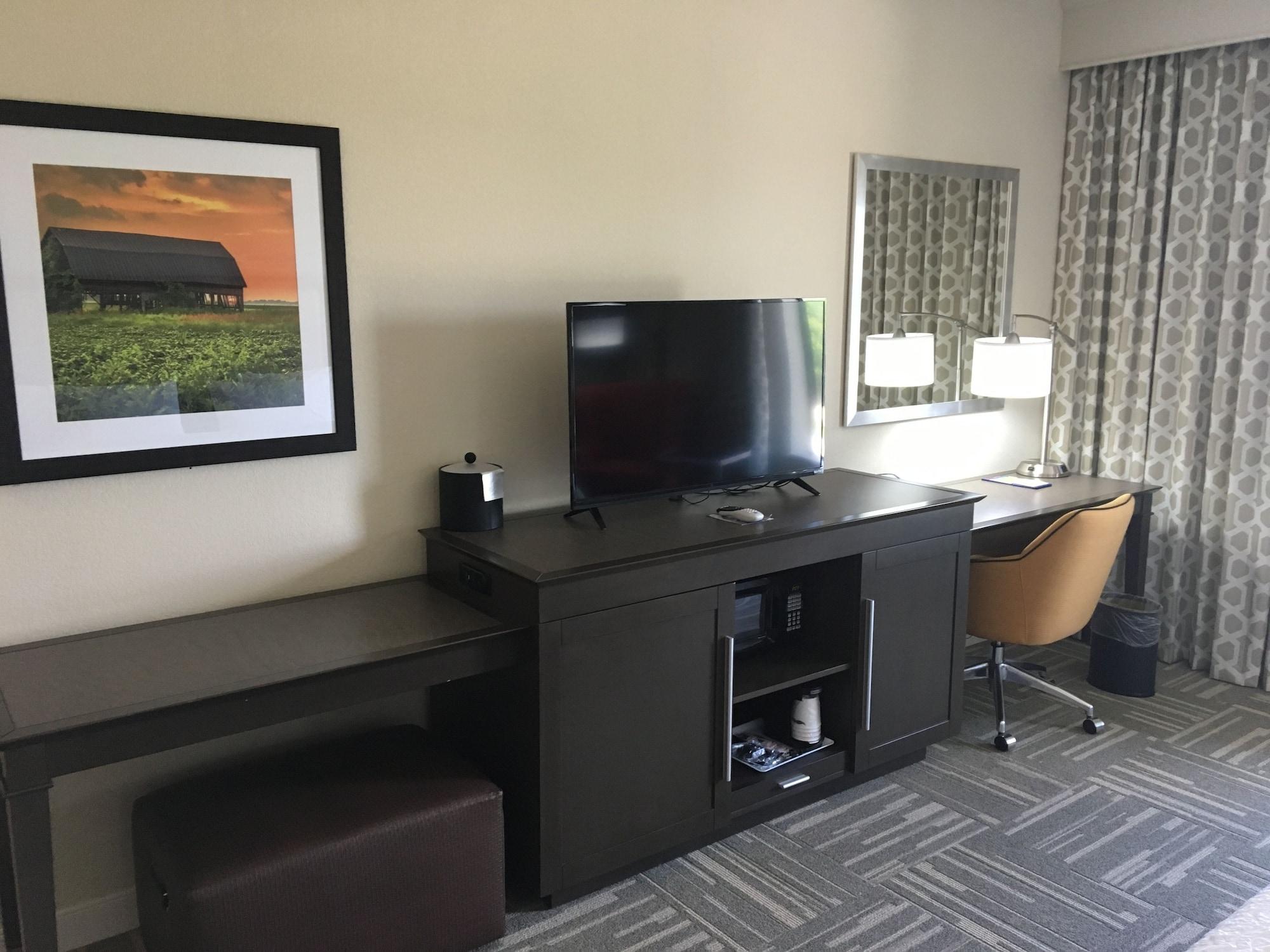 Hampton Inn Mcpherson Exterior photo
