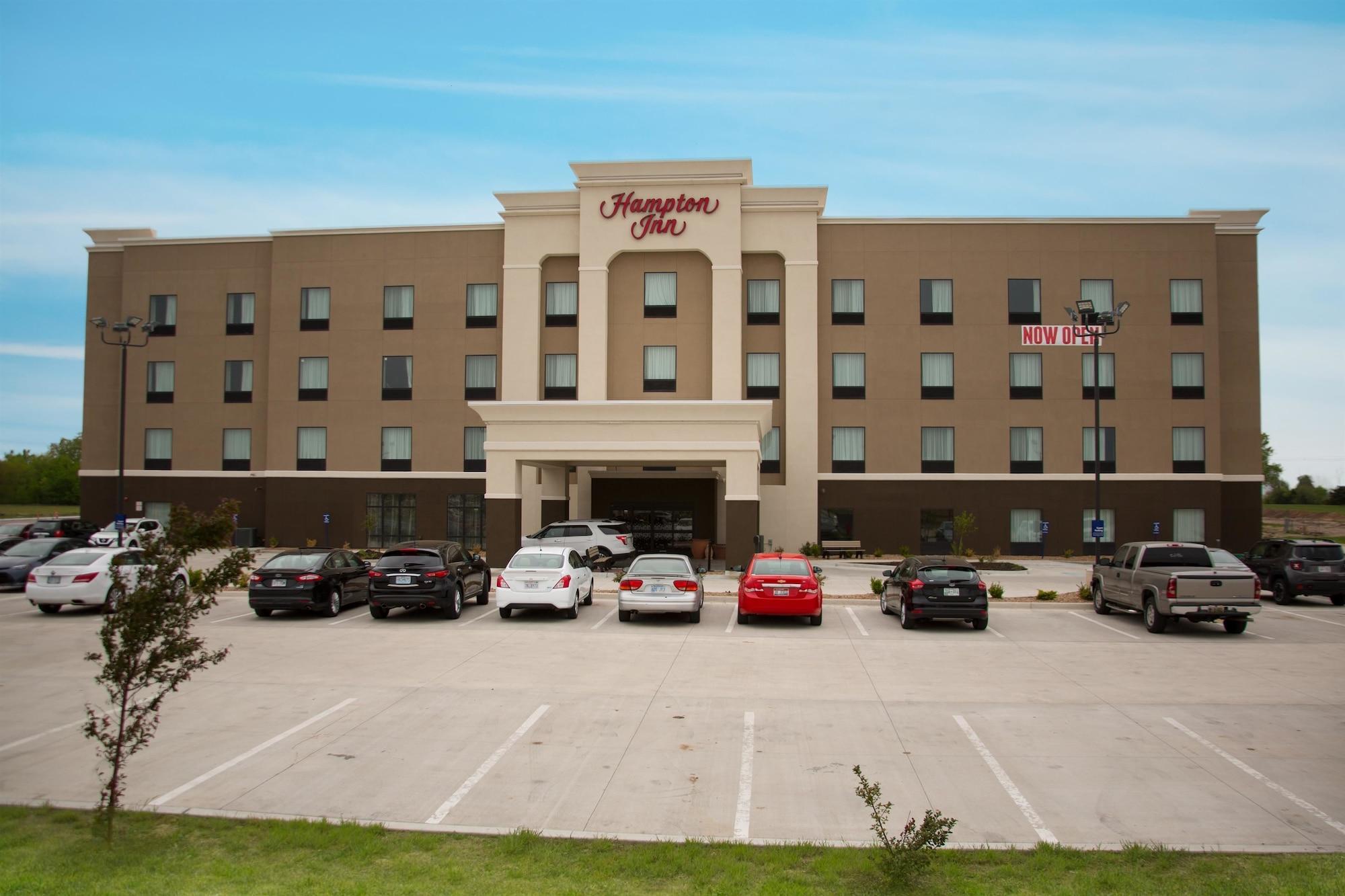 Hampton Inn Mcpherson Exterior photo