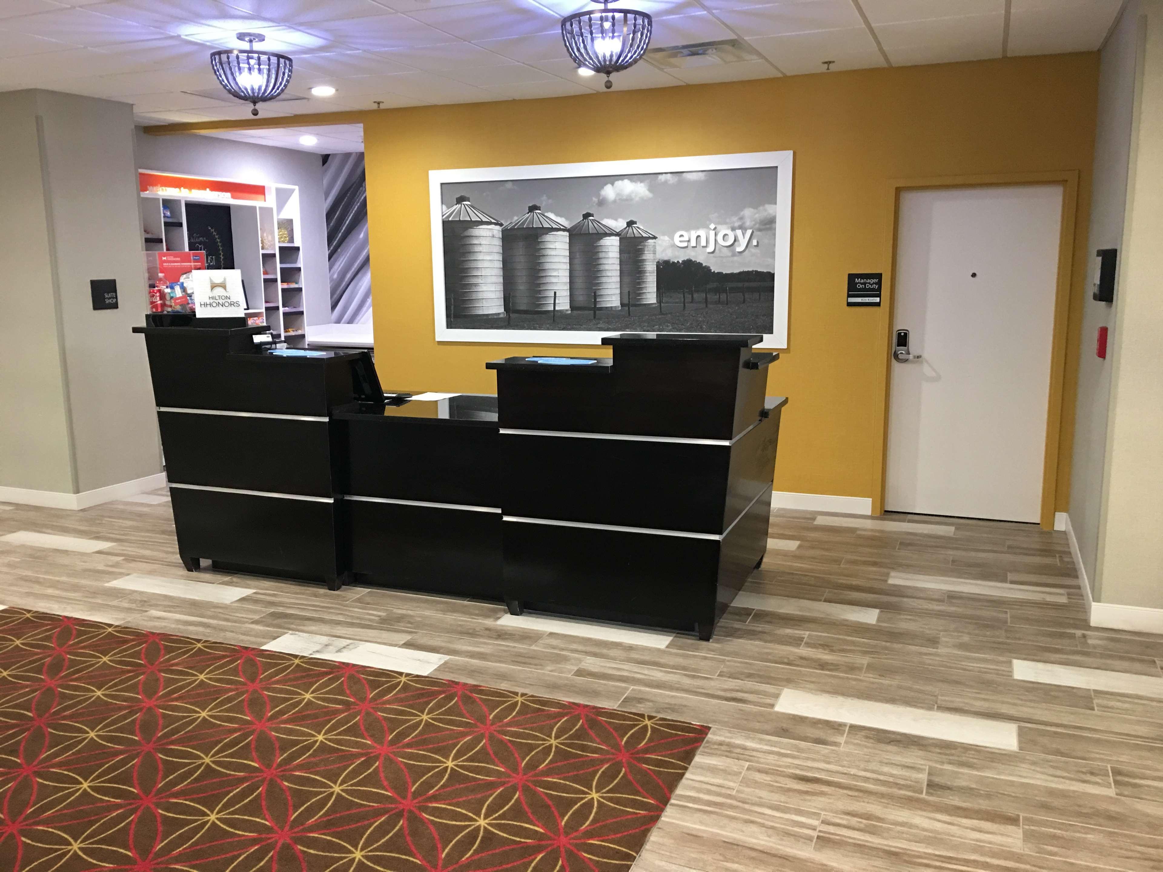 Hampton Inn Mcpherson Exterior photo