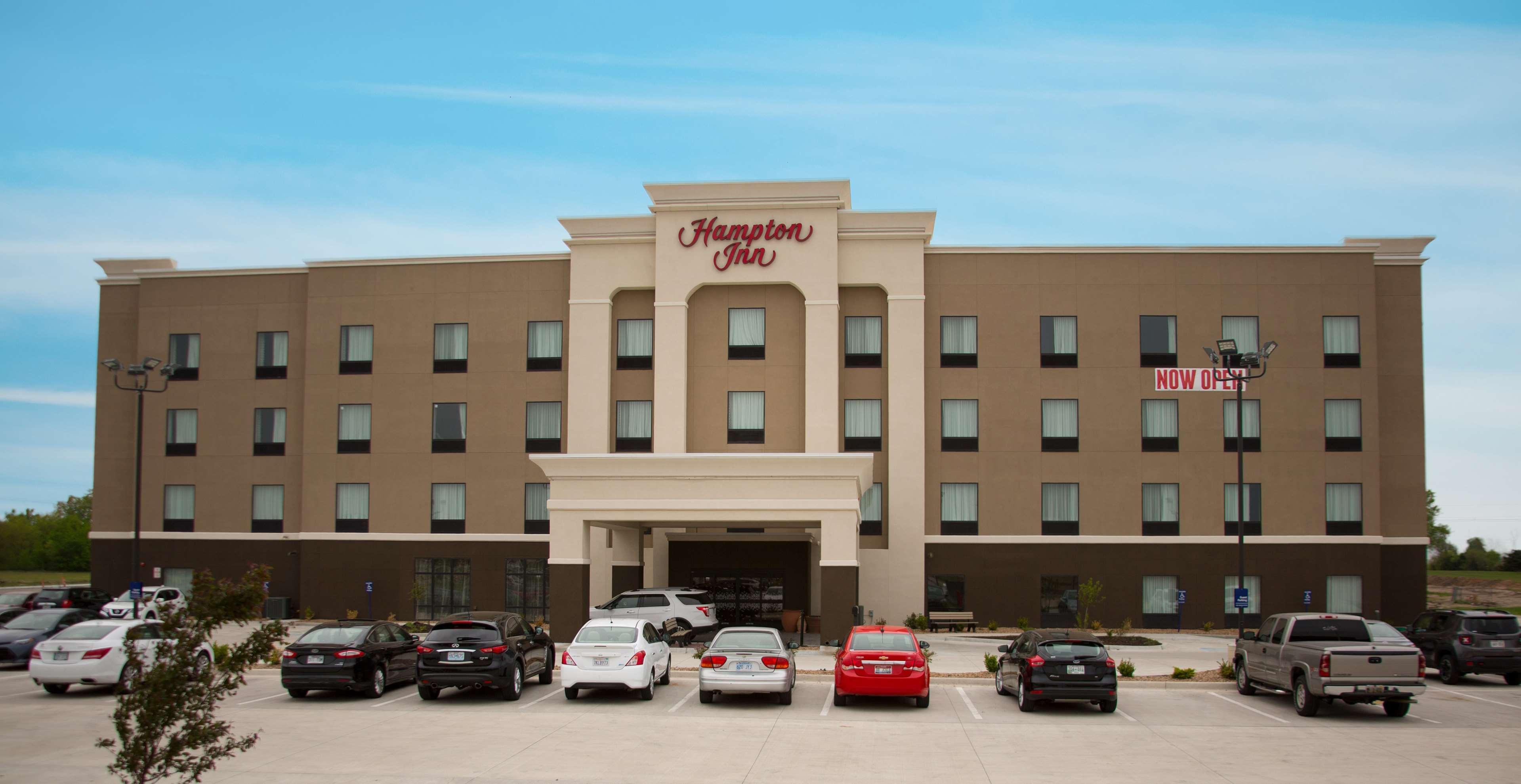Hampton Inn Mcpherson Exterior photo