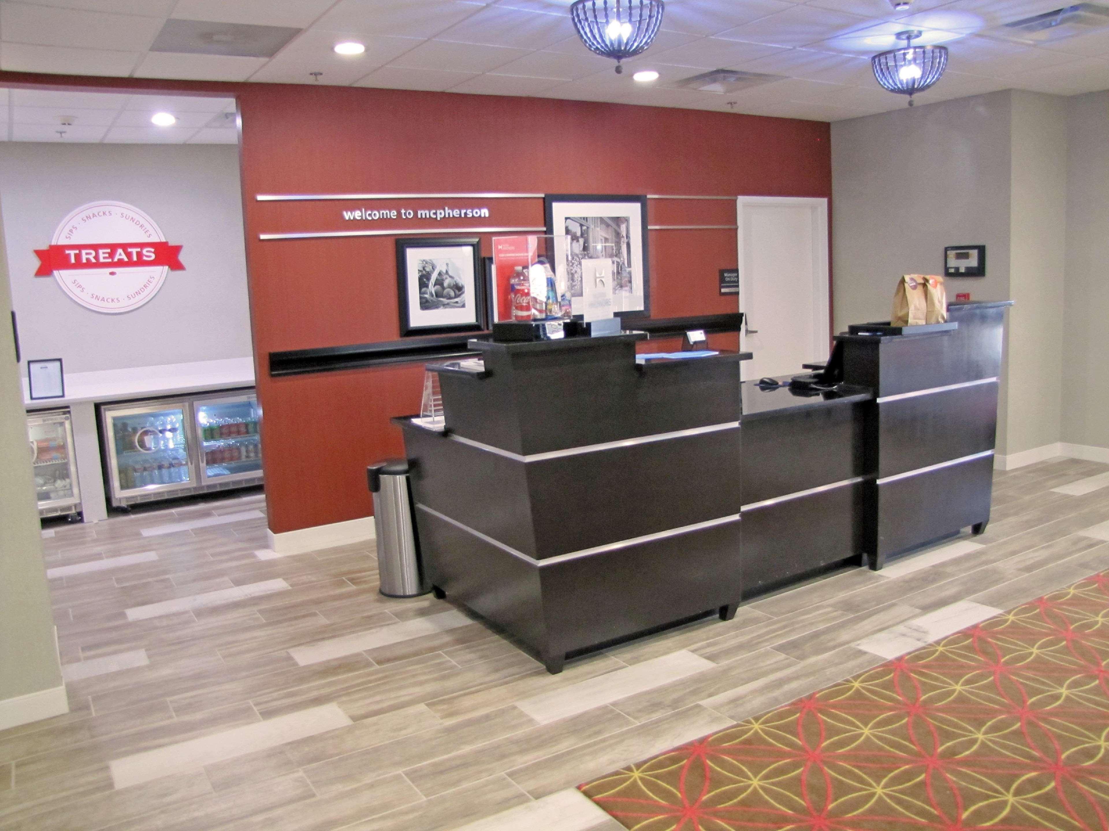 Hampton Inn Mcpherson Exterior photo